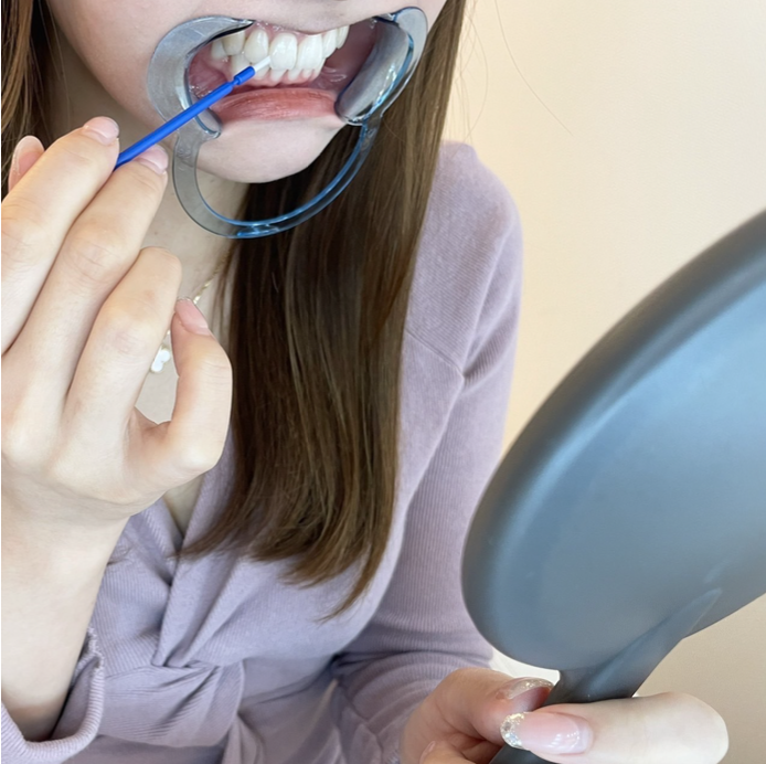 歯に溶剤を塗る