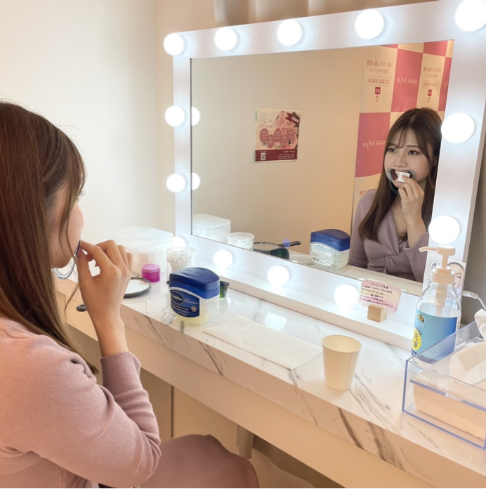 コットンで水分を拭く